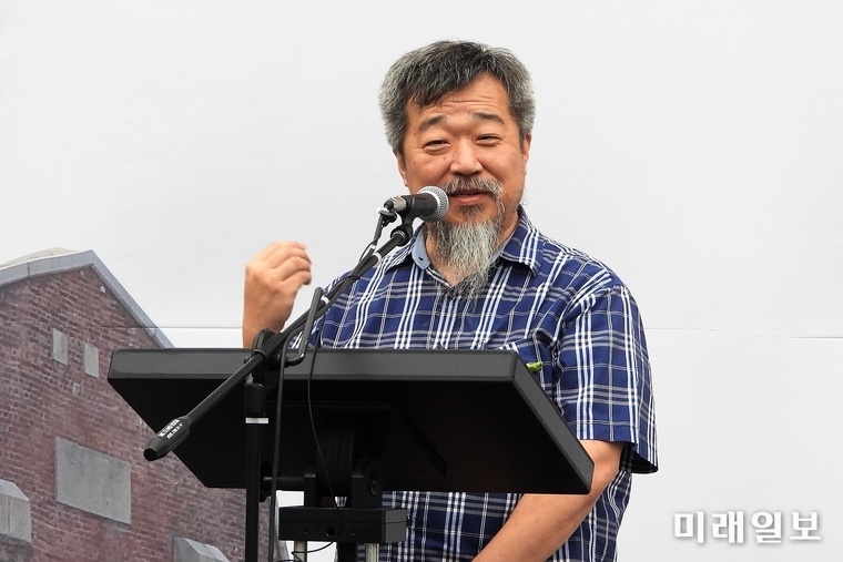 3일 오후 서울 서대문형무소역사관 야외 광장에서 개최된 일제 강점기 양심적 병역거부 '등대사 사건' 80주년 맞아 기념식에서 한홍구 성공회대학교 교수가 '등대사 사건'의 역사적 의의에 대해 설명하고 있다./사진=장건섭 기자