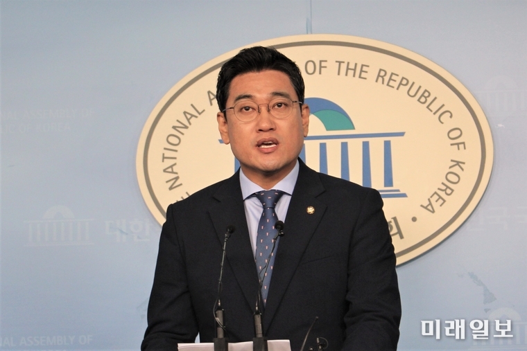 오신환 바른미래당 원내대표가 4일 오전 국회 정론관에서 조국 법무부장관 후보자에 대한 국정조사와 특검 도입 논의를 시작하겠다고 밝히고 있다./사진=김정현 기자