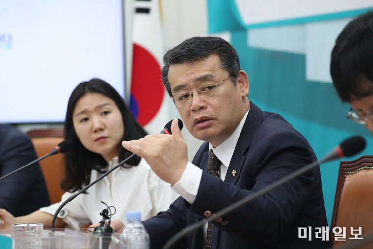 임재훈 바른미래당 의원이 4일 국회에서 주최한 '대학입시제도 혁신 정책 간담회'에서 "대입제도 개편은 안정성 확보가 무엇보다 중요하기 때문에 신중한 접근이 필요하다"고 말하고 있다./사진=바른미래당 제공