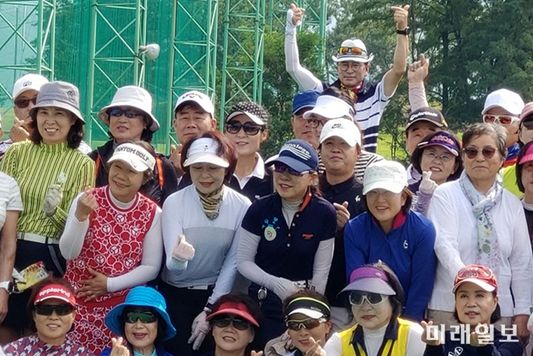 2일 강원도 원주시 반곡동 (주)호텔인터불고 원주에서 개최된 개관 10주년을 기념 '원주시민골프대회'에서 참가자들이 기념촬영을 하고 있다./사진=시사포토뱅크