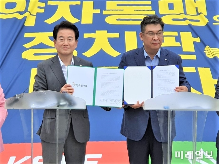 정동영 민주평화당 대표(왼쪽)과 최승재 소상공인연합회 회장이 5일 오전 국회 본청 계단 앞에서 '소상공인연합회-민주평화당 공동연대 합의문'을 교환한 뒤 포즈를 취하고 있다./사진=김정현 기자