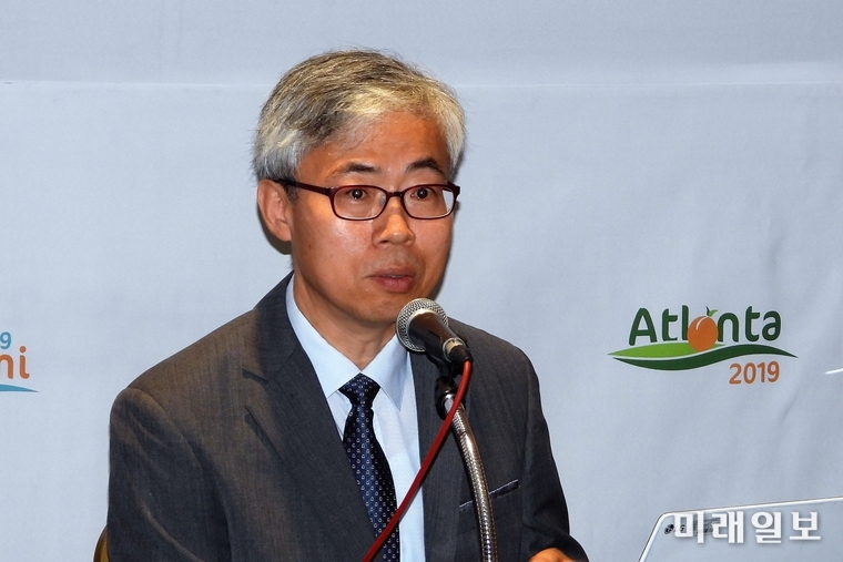5일 오전 서울 서대문구 그랜드힐튼호텔 2층 플라밍고 홀에서 열린 여호와의 증인 '2019 서울 국제 대회' 프레스 컨퍼런스에서 홍영일 여호와의 중인 한국 지부 지역 대변인이 취재진의 질의 대답하고 있다./사진=장건섭 기자