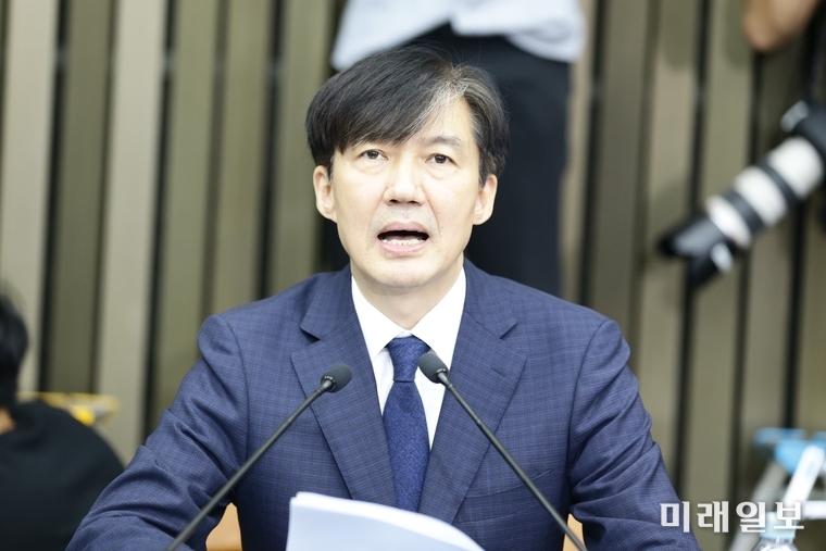 조국 법무부 장관 후보자가 2일 오후 국회에서 민주당 출입기자들을 대상으로 기자간담회를 하고 있다./사진=김정현 기자