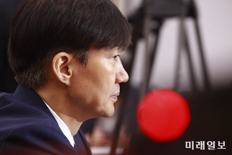 조국 신임 법무부 장관이 지난 6일 국회에서 열린 국회 법제사법위원회 인사청문회에서 위원들의 질의에 응답하고 있다./사진=장건섭 기자
