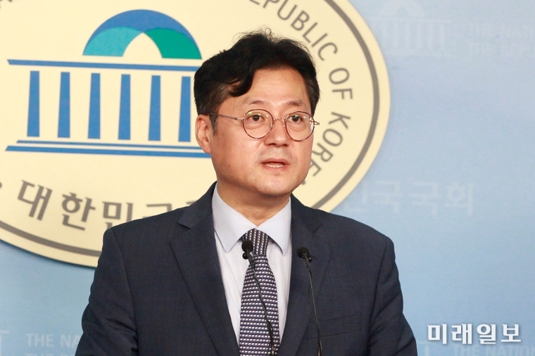 홍익표 더불어민주당 수석 대변인이 9일 오전 서울 여의도 국회 정론관에서 조국 법무장관 임명에 관한 브리핑을 하고 있다./사진=장건섭 기자