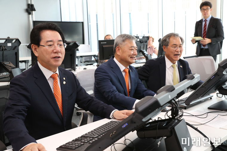 러시아를 순방 중인 김영록 전라남도지사가 11일(현지시간) 과학기술대학인 스콜텍을 찾아 에너지시스템 센터에서 체험을 하고 있다. 김회천 한전부사장(가운데), 우윤근 한전공대 광주전남 범시도민지원위원회 고문(오른쪽). / 사진=전남도 제공