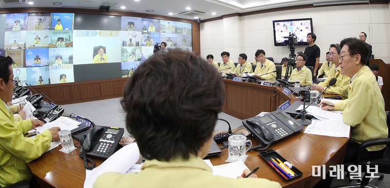 이재명 경기도지사가 17일 오전 도청 재난상황실에서 열린 ‘아프리카 돼지열병 발생 관련 긴급 시군부단체장 영상회의’를 주재하고 있다./사진=경기도 제공