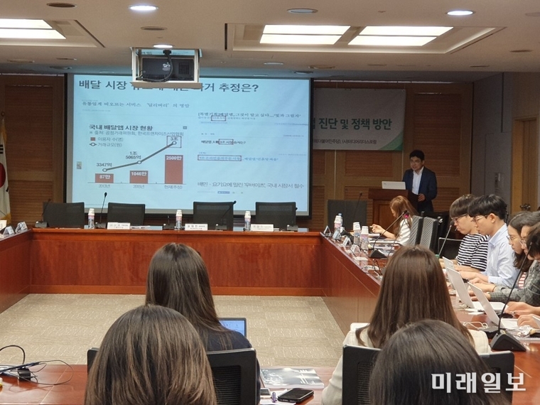 더불어민주당 김성수·이철희 의원은 18일 오후 국회 의원회관에서 미디어리더스포럼과 공동주최로 'OTT 등장에 따른 국내 콘텐츠 산업 진단 및 정책 방안' 토론회를 개최했다./사진=김정현 기자