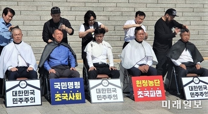 자유한국당 이만희‧김석기‧최교일‧송석준‧장석춘 의원(왼쪽부터)이 19일 국회 본청 앞에서 조국 법무부 장관의 사퇴를 촉구하며 삭발하고 있다./사진=김정현 기자