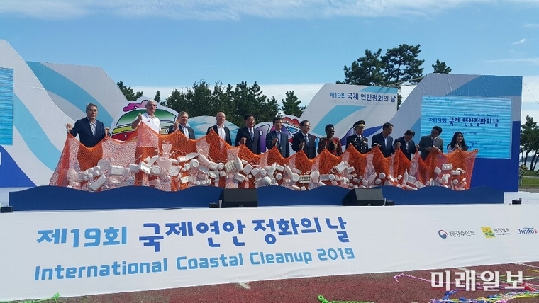 전라남도는 플라스틱 없는 깨끗한 바다를 위해 해양수산부와 함께 20일 진도 고군면 가계해수욕장에서 제19회 국제 연안정화의 날 행사를 개최했다. /사진=전남도 제공