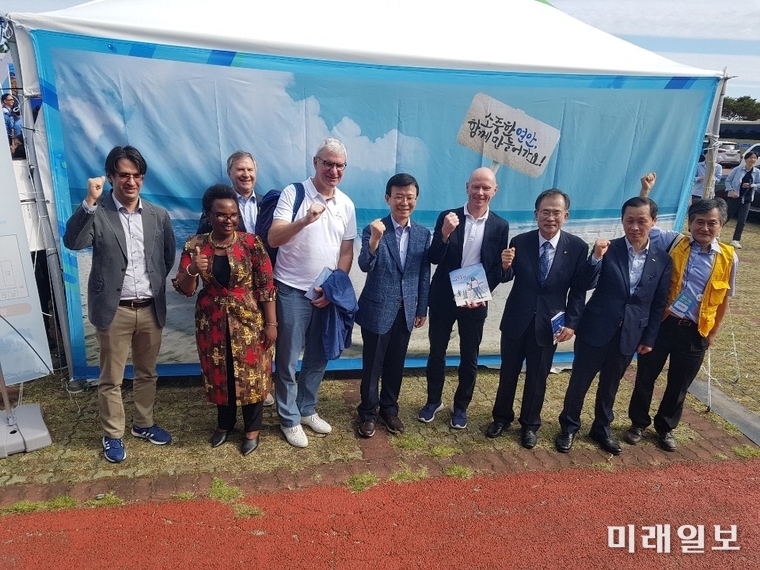 전라남도는 플라스틱 없는 깨끗한 바다를 위해 해양수산부와 함께 20일 진도 고군면 가계해수욕장에서 제19회 국제 연안정화의 날 행사를 개최했다. /사진=전남도 제공