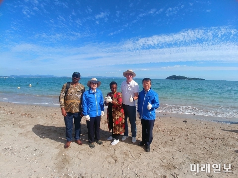 20일 진도 고군면 가계해수욕장에서 제19회 국제 연안정화의 날 행사에서 오른쪽부터 양근석 국장, 라트비아대사, 탄자니아대사/사진=전남도 제공