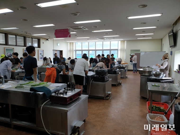 광주 북구가 팸투어 남도향토음식박물관 광주대표음식 체험을 실시하고 있다. / 사진=북구 제공