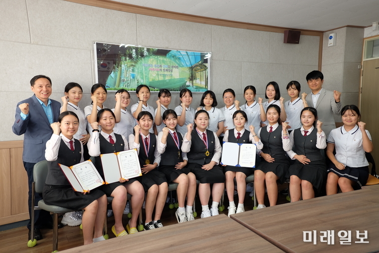 광주여자상업고등학교가 전국 상업계 고교학생들의 도전한마당인 제9회 전국상업경진대회에서 우수한 실적을 거두고 기념촬영을 하고 있다. / 사진=광주시교육청 제공