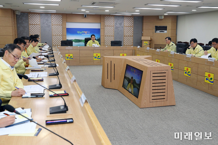 김영록 전남도지사는 22일 오전 도청 영상회의실에서 실국장이 참석하고 시군 관계공무원이 영상으로 참여한 가운데 태풍 ‘타파’ 대처상황 및 아프리카돼지열병 방역 추진사항을 점검했다. 태풍으로 인한 인명피해가 없도록 만전을 기하고, 태풍이 지나가면 바로 농장 내·외부 소독을 실시해 아프리카돼지열병 차단방역에도 최선을 다할 것을 당부했다. / 사진=전남도 제공