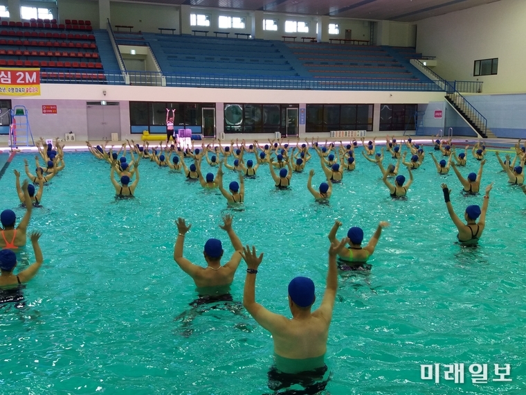 광주 서구가 건강한 서구를 만들기 위해 체지방율 30% 이상 관내 주민 60명을 대상으로 아쿠아로빅 수중운동 프로그램을 운영한다. / 사진=서구 제공