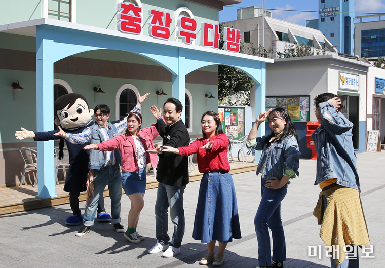 광주 동구가 제16회 추억의 충장축제 개막 일주일을 앞둔 23일, 서석로에 조성된 ‘테마의 거리’에서 공연단과 함께 퍼포먼스를 펼쳤다. / 사진=동구 제공