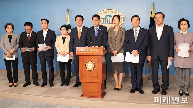 바른미래당 소속 의원들이 24일 오전 국회 정론관에서 하태경 최고위원 징계 철회 기자회견을 하고 있다. 왼쪽부터 이혜훈, 정운천, 이태규, 신용현, 이동섭, 오신환, 김수민, 지상욱, 김중로, 신용현 의원./사진=국회기자단 김진혁 기자