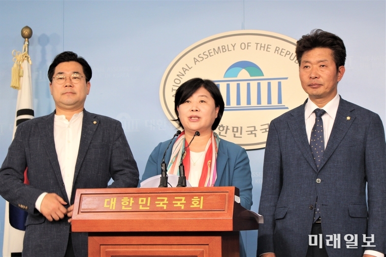 국회 교육위원회 소속 더불어민주당 박찬대.서영교 의원과 정의당 여영국 의원(왼쪽부터)이 24일 오후 국회 정론관에서 고교무상교육 관련법 통과와 관련해 기자회견을 하고 있다./사진=김정현 기자