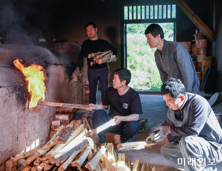 화목가마 작업을 위해 불을 지피고 있다. / 사진=강진군 제공