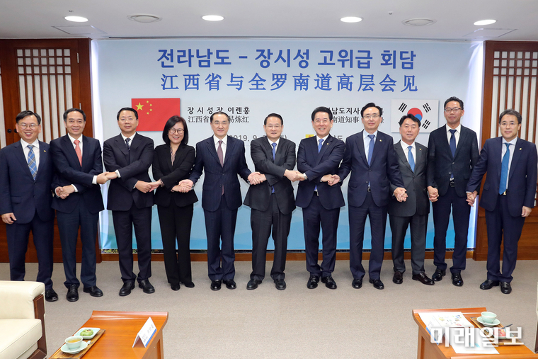 김영록 전라남도지사는 23일 전남을 방문한 이롄훙(易煉紅) 장시성장과 고위급 회담을 열고 기념촬영하고 있다. / 사진=전남도 제공