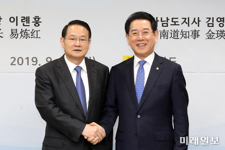 김영록 전라남도지사는 지난 23일 저녁 전남을 방문한 이롄훙(易煉紅) 중국 장시성(江西省) 성장과 고위급회담을 갖고, 무안~장시성 간 전세기 운항 재개를 협의했다. / 사진=전남도 제공