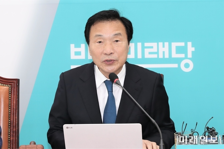 손학규 바른미래당 대표가 25일 오전 서울 여의도 국회에서 열린 최고위원회의에서 발언하고 있다./사진=국회기자단 김진혁 기자