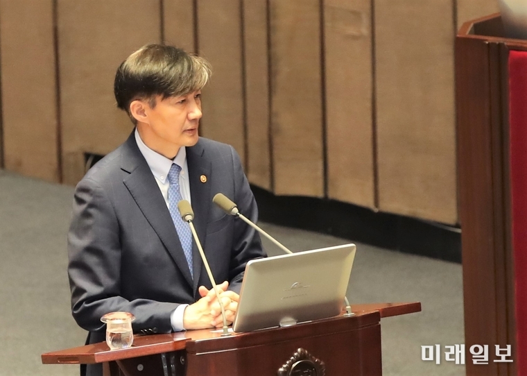 조국 법무부 장관이 26일 국회에서 열린 정치분야 대정부질문에서 주광덕 의원의 질의를 경청하고 있다./사진=국회기자단 김진혁 기자