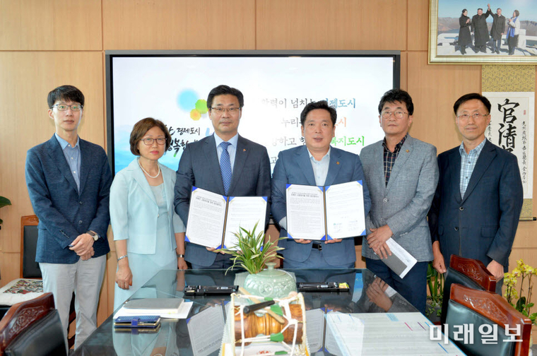 김병내 광주 남구청장이 지난 19일 구청에서 한국장애인고용공단 광주지역본부와 장애인 고용증진을 위한 업무협약을 맺고 있다. / 사진=남구 제공