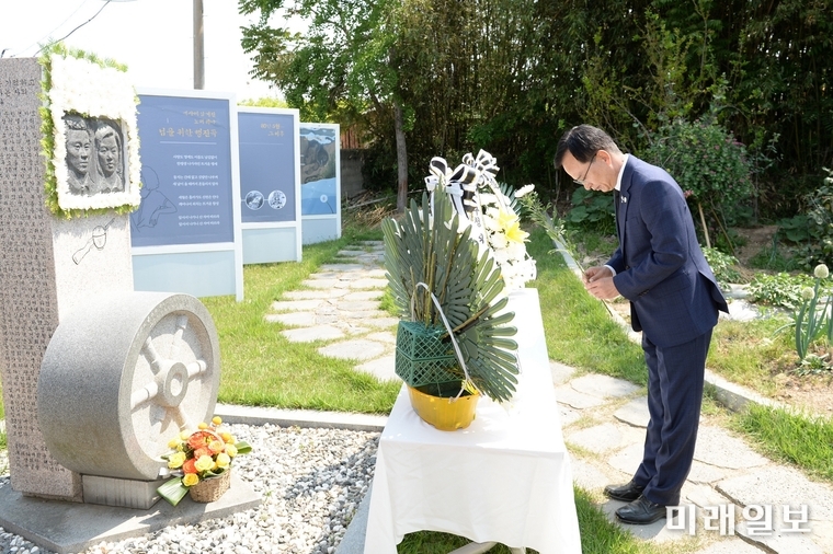 김삼호 광주 광산구청장이 5.18광주민주화운동 시민군 대변인 윤상원 열사의 동상 앞에서 분향하고 있다. / 사진=광산구 제공