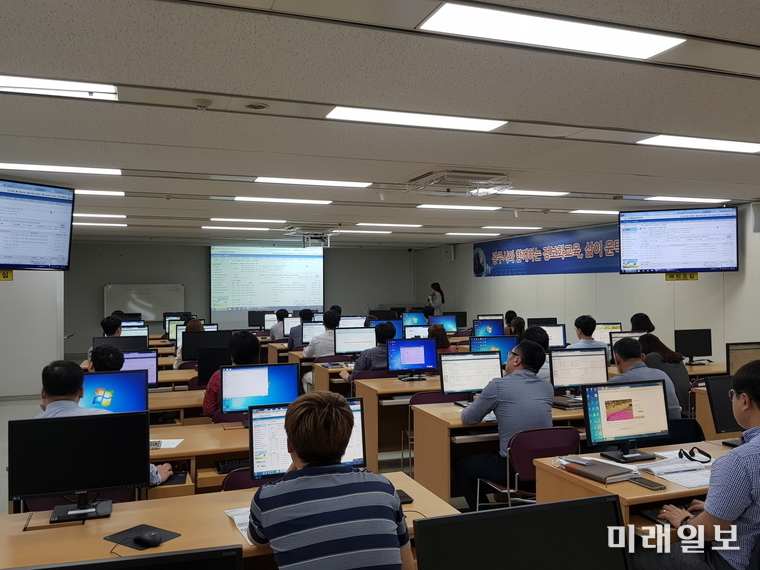 광주광역시는 26일 시 정보화교육장에서 시청 및 자치구 공유재산 담당 공무원 40여명을 대상으로 공유재산 전문교육을 실시했다. / 사진=광주시 제공