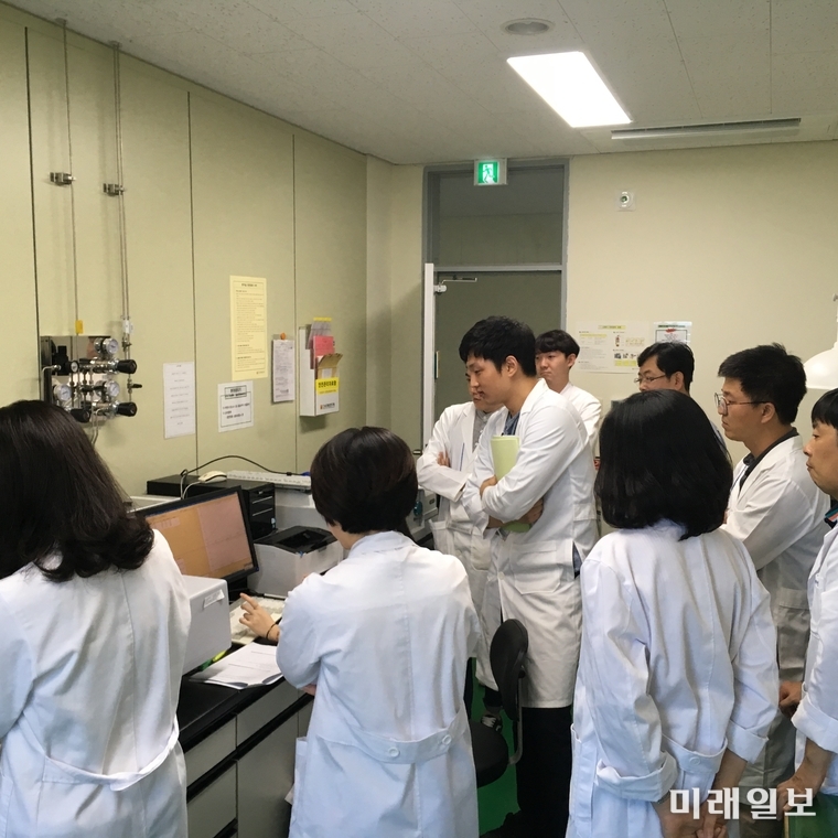 전라남도보건환경연구원은 환경 분야 수질과 대기 중 유해요소 분석 기능 강화에 따른 측정분석 시장 확대로 청년 일자리 창출 및 환경측정분석 전문 인력 양성을 위해 환경 분야 시험·검사 전문 인력 양성교육을 실시했다. / 사진=전남도 제공