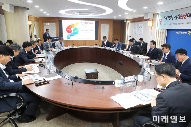 김영록 전남도지사는 27일 도청에서 고재영 여수부시장, 기춘 재외동포재단 사업이사, 최충환 중소기업유통센터 마케팅지원실장, 관련 도 실국장이 참석한 가운데 ‘제18차 세계한상대회 추진상황 보고회’를 갖고, 준비상황을 점검했다. 제18차 세계한상대회는 ‘한상과 함께, 새로운 100년’을 주제로 10월22일부터 24일까지 3일간 여수세계박람회장에서 열린다. / 사진=전남도 제공