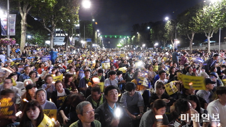 28일 오후 서울 서초구 대검찰청 앞에서 열린 검찰개혁·사법적폐 청산 집회에서 사법적폐청산 범국민시민연대 등 참가자들이 촛불을 든채 검찰 개혁과 공수처 설치를 촉구하고 있다. /사진=장건섭 기자