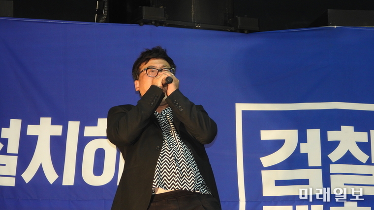 28일 오후 서울 서초구 대검찰청 앞에서 열린 검찰개혁·사법적폐 청산 집회에서 김현태 안중근평화실천단 단장이 무대에 올라 검찰 개혁과 특수부 폐지, 공수처 설치를 촉구하는 발언을 하고 있다./사진=장건섭 기자