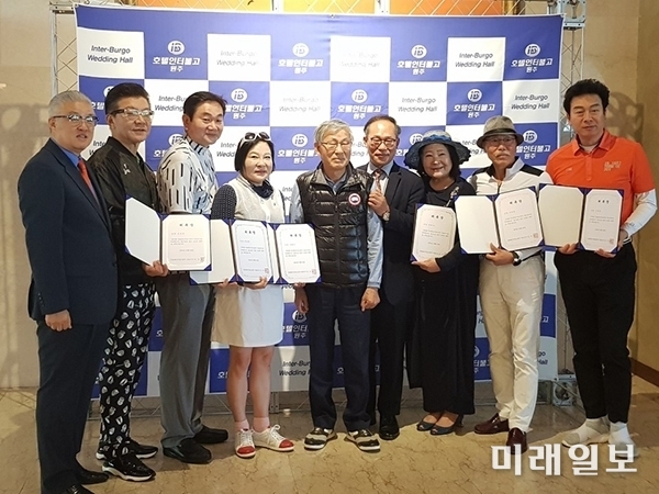 호텔인터불고 원주는 25일 국민배우 정혜선을 비롯 인기 탤러트 김형일·배도환·송경철·김나영·차혜숙·손호균 등이 호텔인터불고 원주의 홍보대사로 활동한다고 밝혔다. (사진 왼쪽부터) 좌측 우덕수 상임고문. 손호균. 배도환. 차혜숙. 권영호 회장. 김삼남 회장. 정혜선. 송경철. 김형일./사진=시사포토뱅크