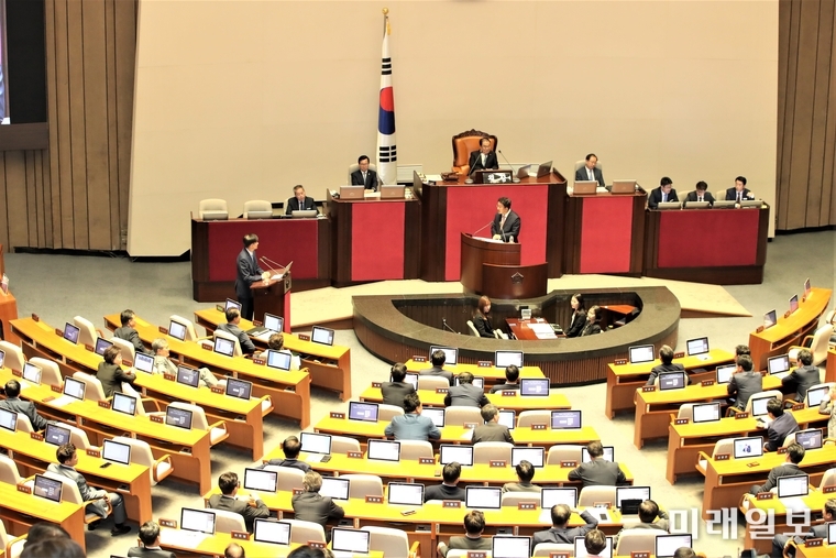 여야는 30일 오후 열리는 국회 본회의 경제분야 대정부질문에서 조국 사모펀드와 소득주도성장론을 놓고 치열한 공방을 벌일 것으로 보인다. 사진은 26일 열린 정치분야 대정부질문 모습. /사진=김정현 기자