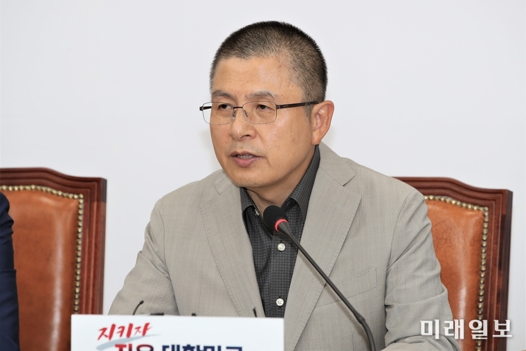 황교안 자유한국당 대표가 30일 서울 여의도 국회에서 열린 최고위원회의에서 모두발언하고 있다./사진=국회기자단 김진혁 기자