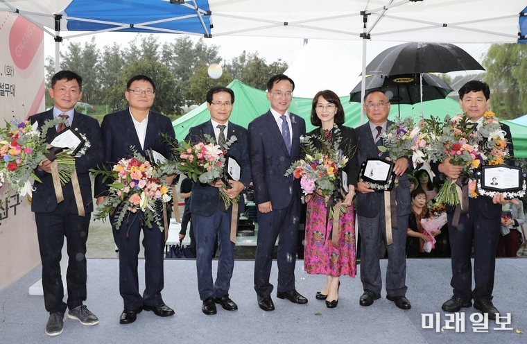 김삼호 광주 광산구청장이 광산구민상을 수상한 수상자와 함께 기념촬영하고 있다. / 사진=광산구 제공