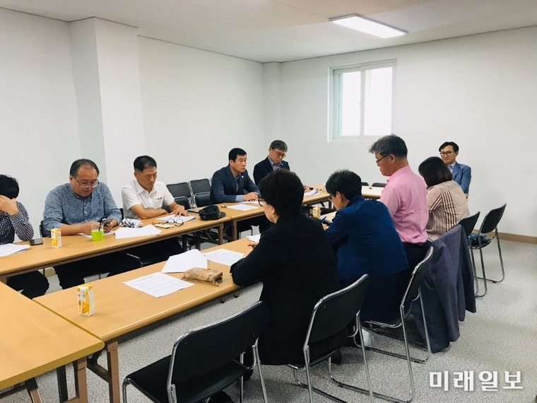 광주광역시는 지난달 30일 5·18민중항쟁기념행사위원회 2층 사무실에서 ‘제39주년 5·18민중항쟁기념행사위원회 행사위원장단 11차 회의’를 개최하고 제40주년 5·18행사위원회 체계 구성에 대해 논의했다. / 사진=광주시 제공