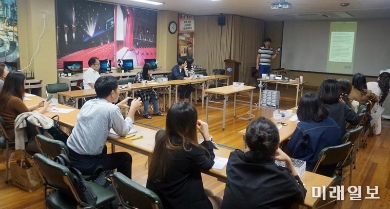 광주광천초등학교 거점영어체험센터가 지난 2일 수요일 관내 17개 초등학교 교사 희망자를 대상으로 ‘인공지능 활용 영어 수업 사례’를 공유하는 등 인공지능 활용 수업의 효율적인 방안에 대한 워크숍을 개최했다. / 사진=광주시교육청 제공