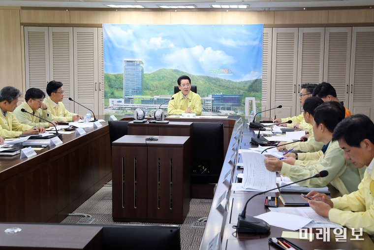 김영록 전남도지사가 3일 오전 제18호 태풍 ‘미탁’ 피해상황 대책회의를 주재하고, 실국장과 관계공무원에게 피해상황 파악과 복구에 최선을 다하라고 지시했다. / 사진=전남도 제공