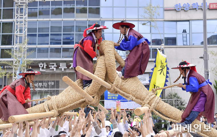광주충장축제에서 고싸움 놀이를 재현하고 있다. / 사진=광주시 제공