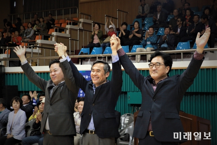 김승남 위원장이 우원식 전 원내대표(오른쪽)와 송갑석 광주시당위원장(왼쪽)과 함께 화이팅을 외치고 있다. / 사진=이중래 기자