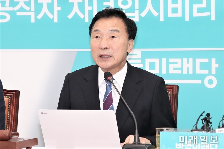 손학규 바른미래당 대표가 7일 오전 서울 여의도 국회에서 열린 최고위원회의에서 '변화와 혁신을 위한 비상행동'에 참석자들에게 해당해위로 강력한 조치를 취할 것이라며 경고하고 있다. /사진=국회기자단 김진혁 기자