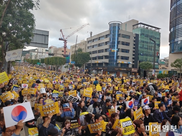 5일 오후 서초역 중심으로 동서남북에서 검찰청쪽 방향으로 검찰개혁을 촉구하는 제8회 촛불문화제에 참여한 시민들이 검찰개혁을 촉구하고 있다./사진=인터넷언론인연대