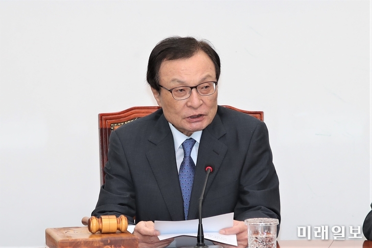 이해찬 더불어민주당 대표가 7일 서울 여의도 국회에서 열린 최고위원회의에서 모두발언을 하고 있다. /사진=국회기자단 김진혁 기자