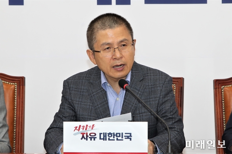 황교안 자유한국당 대표가 7일 서울 여의도 국회에서 열린 최고위원회의에서 모두발언을 하고 있다./사진=국회기자단 김진혁 기자