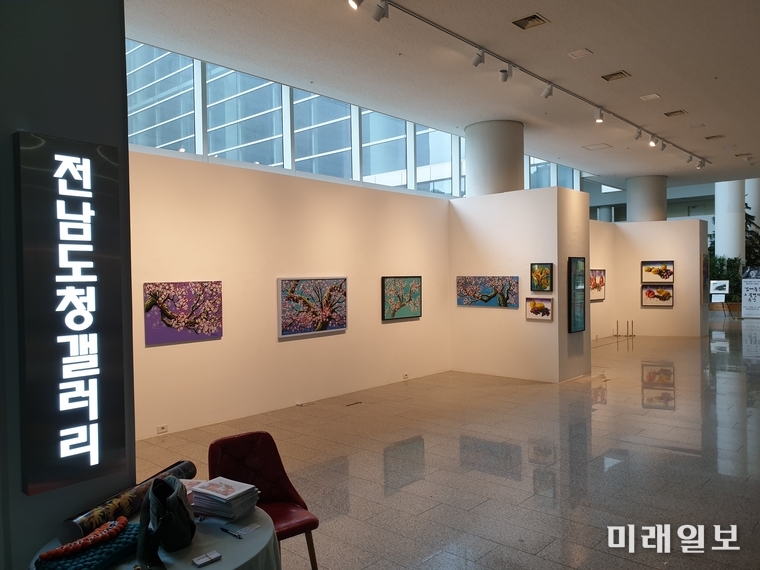 전라남도는 오는 18일까지 12일간 도청 1층 윤선도홀 전남도갤러리에서 강남구 작가의 ‘빛과 시간의 풍경’ 전시회를 개최한다. / 사진=전남도 제공