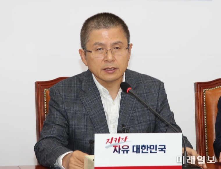 황교안 자유한국당 대표가 10일 서울 영등포구 여의도 국회에서 열린 최고위원회의에서 발언하고 있다./사진=국회기자단 김진혁 기자